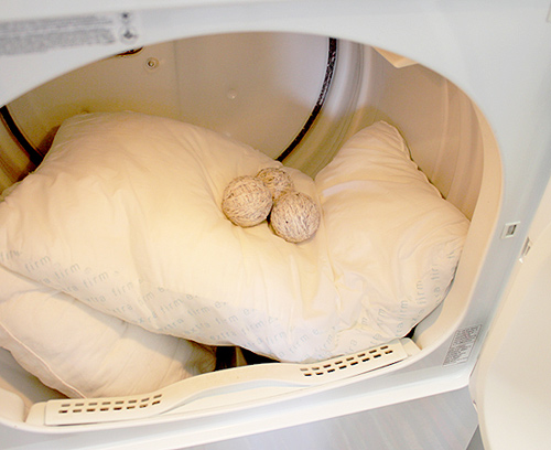 Mẹo hay giúp Housekeeping giặt ruột gối trắng như mới