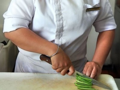 Muốn trở thành đầu bếp? Hãy cầm dao cho chuẩn!