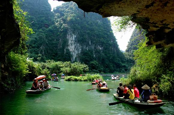 Lời yểm “Không mừng tuổi tôi là lộc không trọn vẹn đâu” của lái đò Tràng An