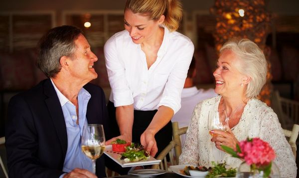 3 kiến thức thiết yếu nhân viên phục vụ bàn cần trang bị