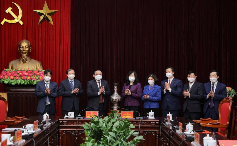 la-doi-phong-khach-san-co-tivi-bi-thu-25000-dong-nam-tien-ban-quyen-bai-hat