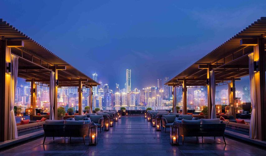 Nếu may mắn E28bet casino phiên bản mới Hội An vào những ngày trời yên biển lặng, chuyến đi sẽ càng tuyệt vời hơn nếu bạn dành ít nhất 1 ngày ra thăm đảo Cù lao chàm. Ra đảo trúng dịp hoa ngô đồng nở, du khách sẽ được tận mắt ngắm nhìn sắc cam rực rỡ của hoa điểm tô trên nền biển trời. Dù không biết bơi thì bạn vẫn có thể trải nghiệm hoạt động lặn biển ngắm san hô hay câu cá trên thuyền. Nếu thích lưu trú qua đêm, buổi tối, du khách nên nhờ người dân địa phương dẫn ra biển bắt còng về nấu cháo - chắc chắn đó là một trải nghiệm không thể nào quên. Và có một điều tâm linh được tương truyền lâu nay, nếu du khách nào “chưa có người thương” uống 1 ngụm nước ở giếng cổ Cù lao chàm thì sẽ nhanh chóng tìm được tình yêu đích thực của đời mình.