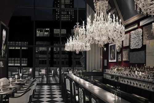 Cách cầm ly rượu vang