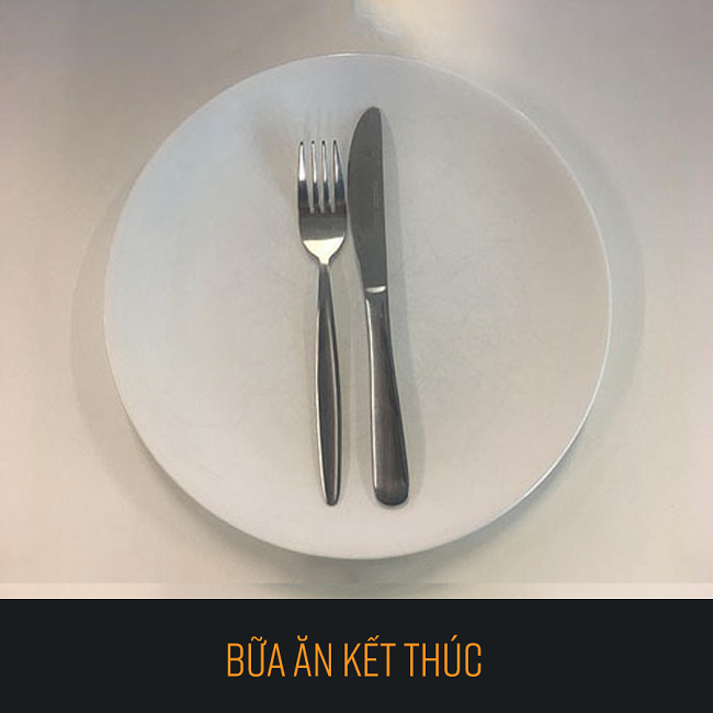 ẩn ý sau cách xếp dao nĩa của khách
