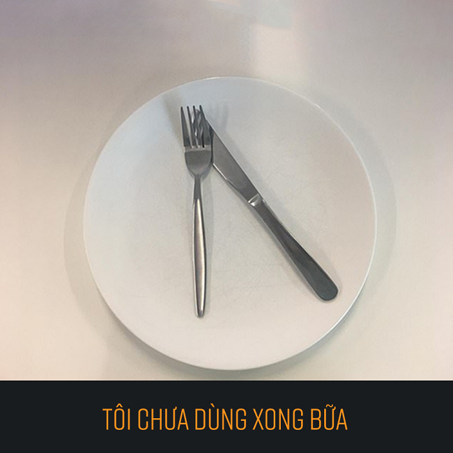 ẩn ý sau cách xếp dao nĩa của khách