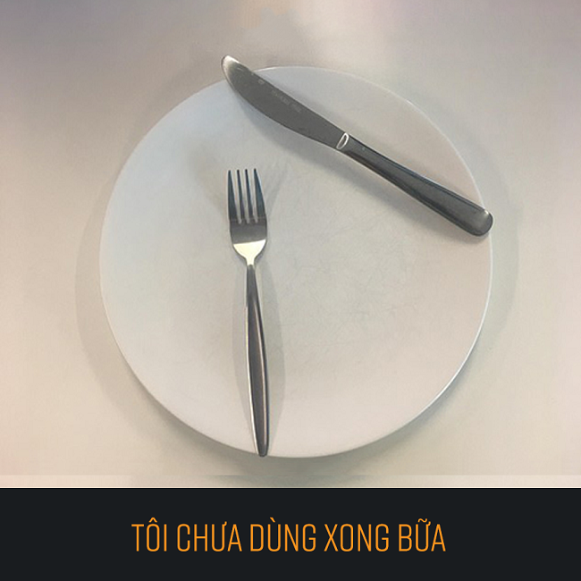 ẩn ý sau cách xếp dao nĩa của khách