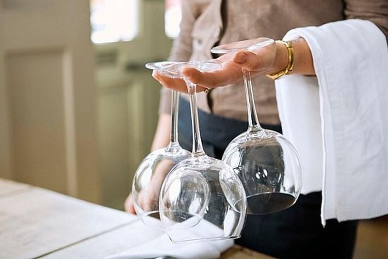 Các bước đơn giản giúp lau chùi và đánh bóng đồ thủy tinh, bạc, dao kéo dễ - nhanh - sạch trong Nhà hàng - E28bet casino nhà cái