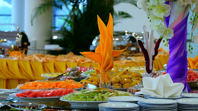 các vật dụng phục vụ cơ bản trong nhà hàng buffet