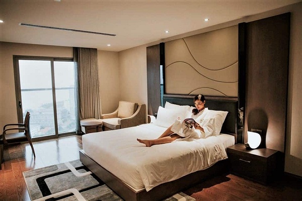 Mẹo hay giúp Housekeeping giặt ruột gối trắng như mới