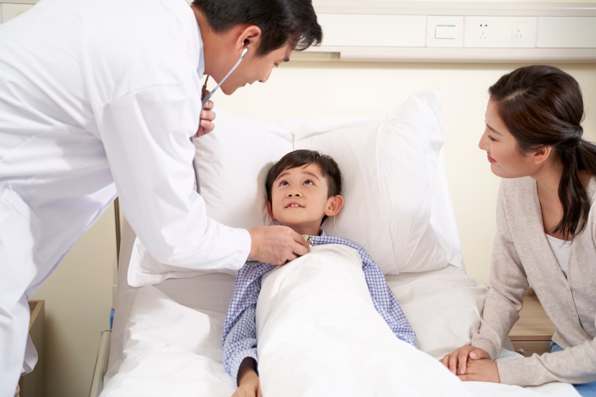 con nhỏ bị ốm, ba mẹ có cùng được nghỉ - nghỉ bao lâu và mức hưởng bhxh