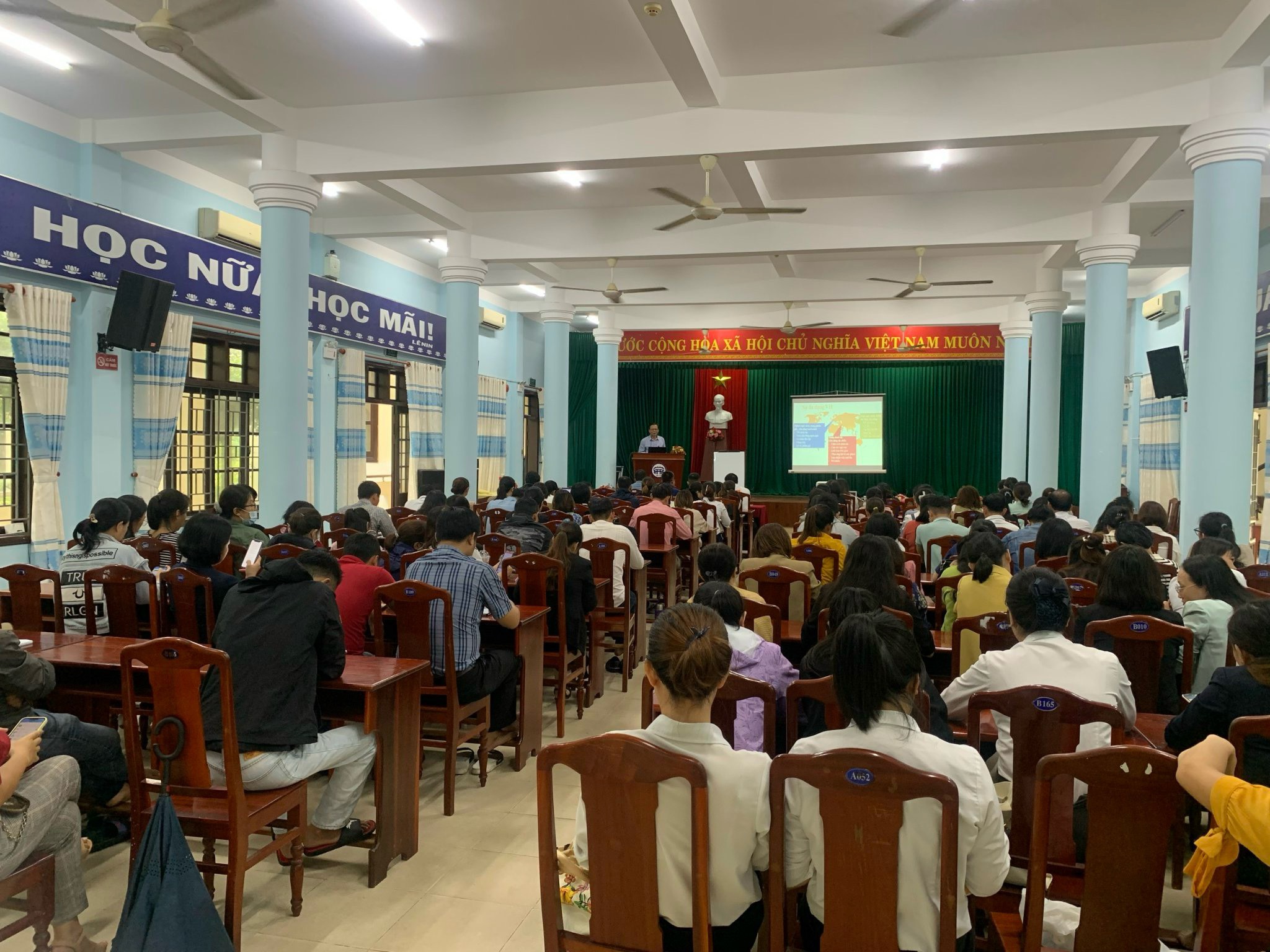 Giữa Hội An và Đà Nẵng, thành phố nào sẽ hấp dẫn du khách Ấn Độ hơn?  =>Cá nhân tôi nghĩ Hội An hơn. Tuy nhiên, khách quan mà nói thì Đà Nẵng nhiều tiềm năng hấp dẫn hơn. Do đó, Hội An cần xây dựng thêm các sản phẩm, dịch vụ liên quan phù hợp với sở thích, nhu cầu của khách Ấn, đặc biệt là mua sắm.