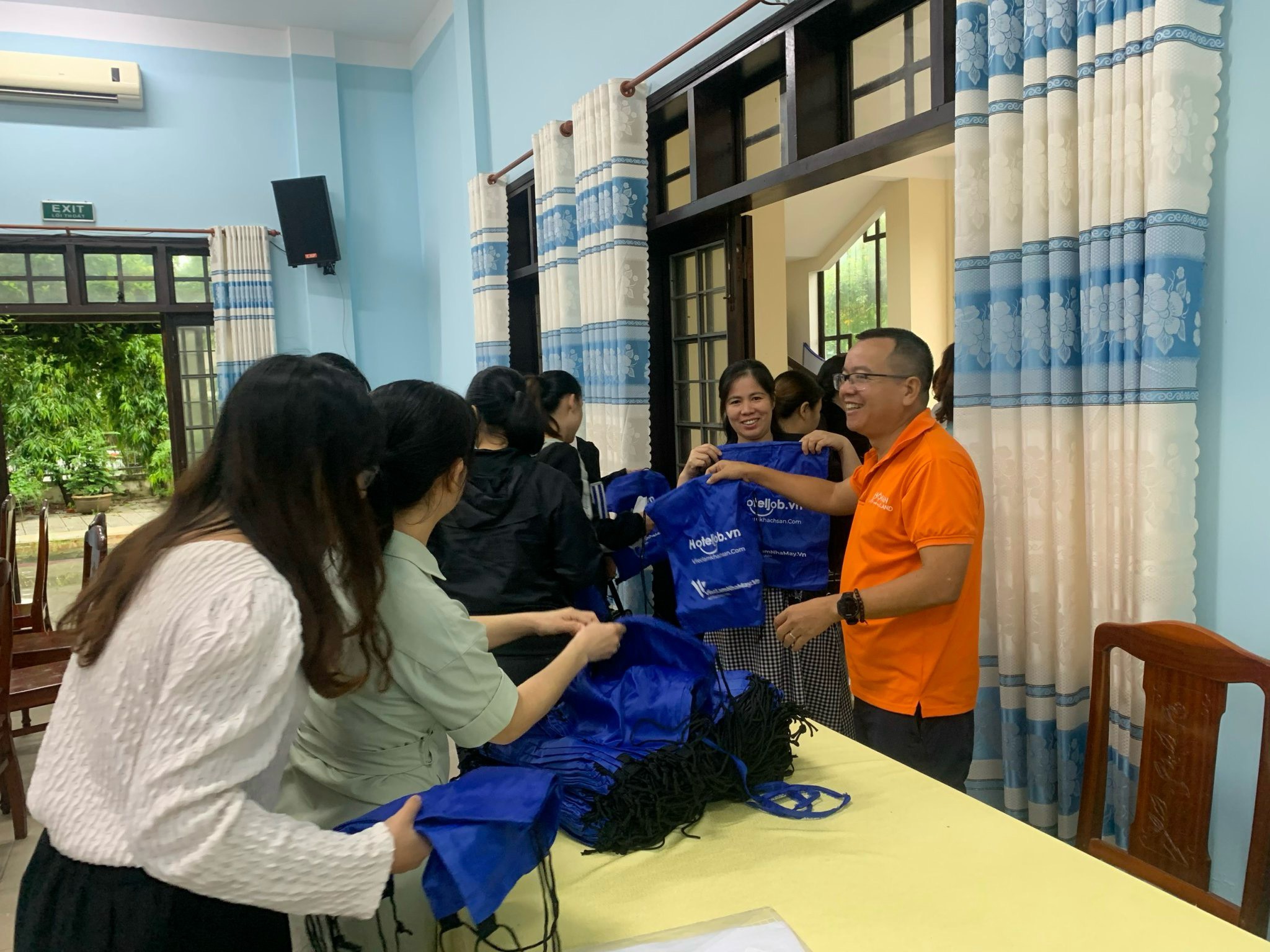 Giữa Hội An và Đà Nẵng, thành phố nào sẽ hấp dẫn du khách Ấn Độ hơn?  =>Cá nhân tôi nghĩ Hội An hơn. Tuy nhiên, khách quan mà nói thì Đà Nẵng nhiều tiềm năng hấp dẫn hơn. Do đó, Hội An cần xây dựng thêm các sản phẩm, dịch vụ liên quan phù hợp với sở thích, nhu cầu của khách Ấn, đặc biệt là mua sắm.