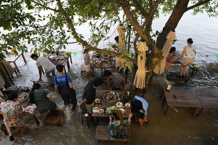 có nhà hàng kinh doanh đắt khách mùa dịch lẫn mưa lụt