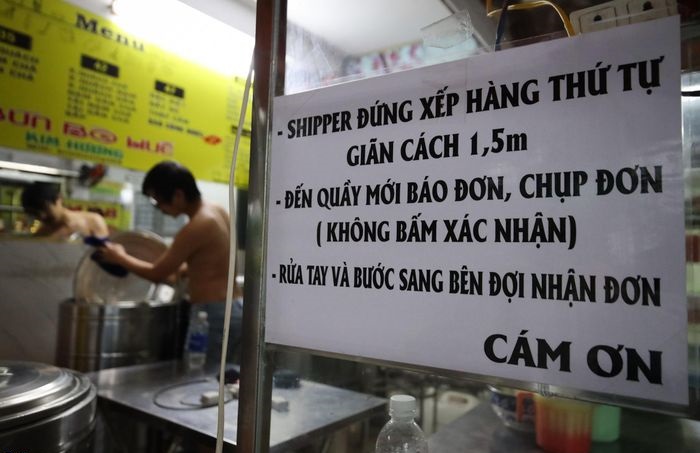 hàng quán sài gòn vẫn "cửa đóng then cài" dù chính quyền cho phép hoạt động trở lại