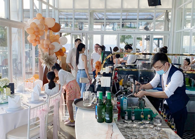 hàng quán TP.HCM tiếp tục than thiếu nhân viên sau ngày bán tại chỗ