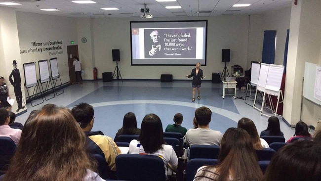 hành trình truyền cảm hứng - từ cậu bé bán thuộc lá dạo ở việt nam đến nhà khoa học lừng danh trên đất mỹ