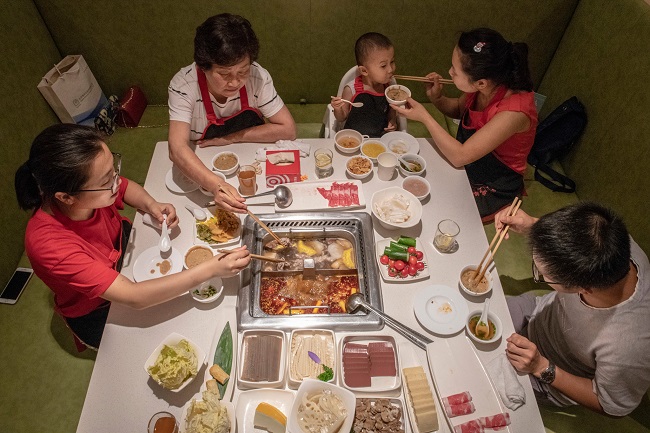 không vốn, không bằng, ông chủ haidilao đã làm gì để tạo nên đế chế lẩu lớn nhất thế giới