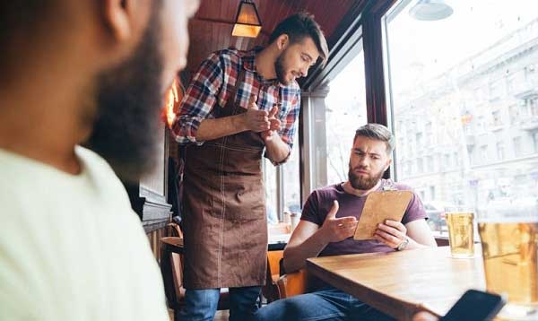 kiểu nhân viên phục vụ thiếu chuyên nghiệp trong nhà hàng