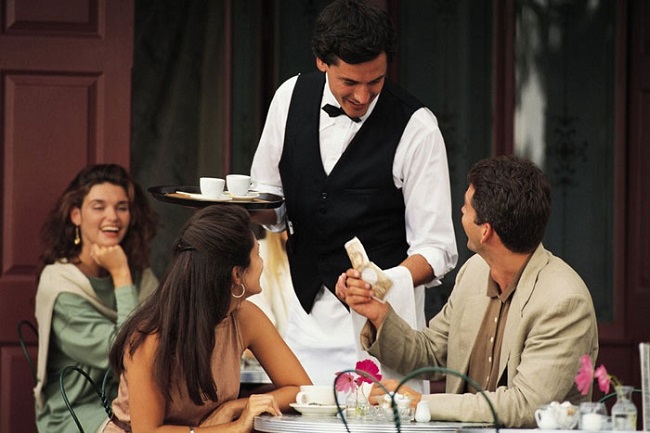 làm bồi bàn tại mỹ khác xa ở việt nam: khắc nghiệt hơn nhưng đáng