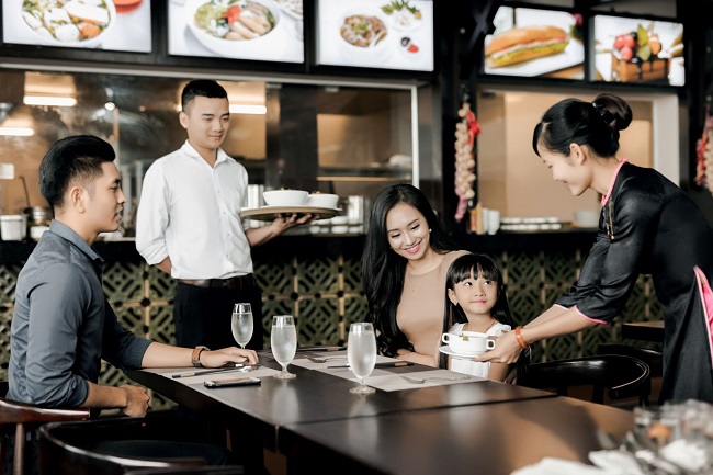 làm bồi bàn tại mỹ khác xa ở việt nam: khắc nghiệt hơn nhưng đáng