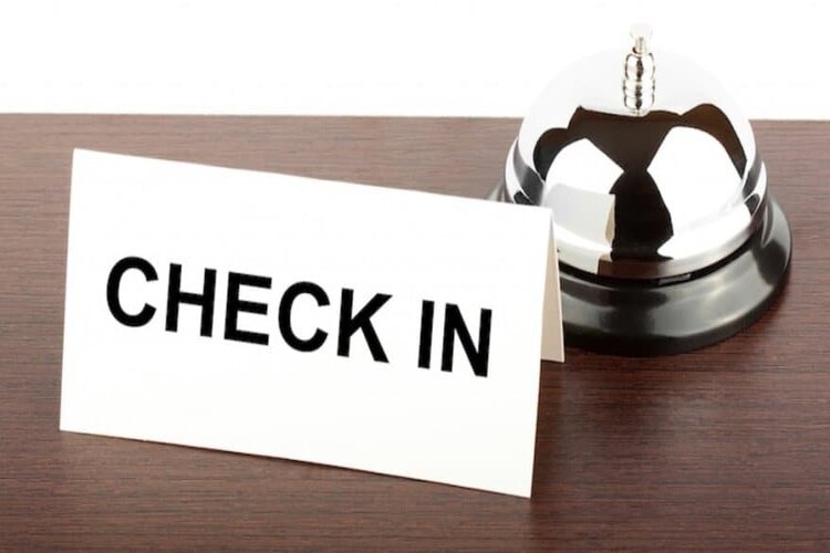 late check-in là gì