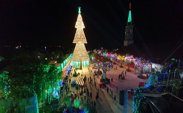 mẫu trang trí cây thông noel đẹp mắt và ấn tượng