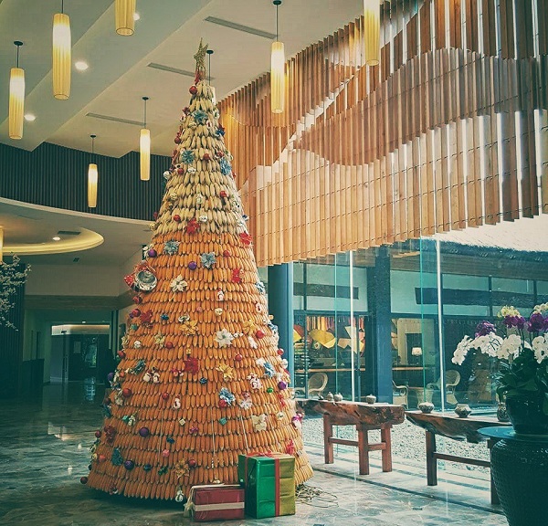 mẫu trang trí cây thông noel đẹp mắt và ấn tượng