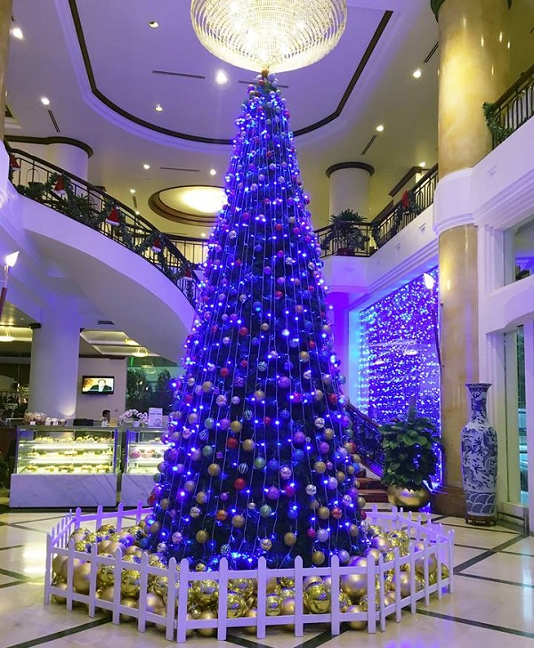 mẫu trang trí cây thông noel đẹp mắt và ấn tượng