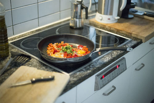 mẹo hay xử lý mùi thức ăn bị cháy