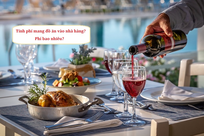 nên hay không tính phí mang đồ ăn vào nhà hàng? Tính phí bao nhiêu là hợp lý