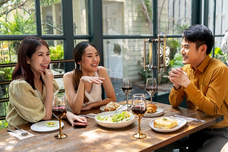 nên hay không tính phí mang đồ ăn vào nhà hàng? Tính phí bao nhiêu là hợp lý