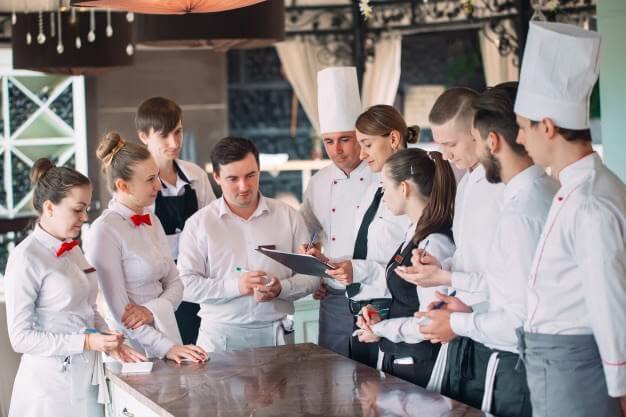 nguyên do nhà hàng đông nhân viên nhưng vẫn phục vụ chậm trễ