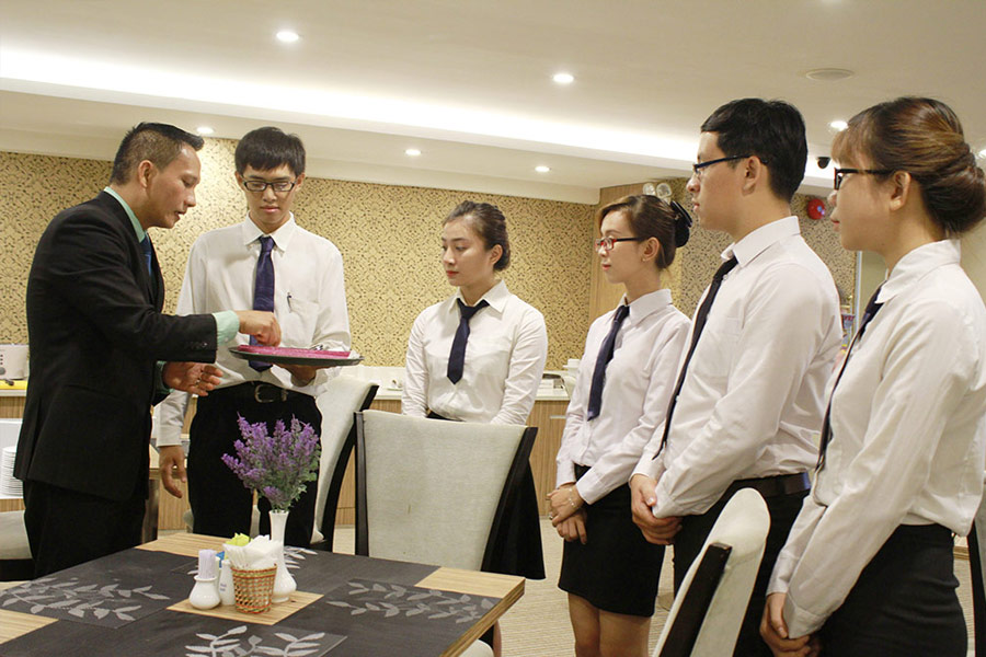 nguyên do nhà hàng đông nhân viên nhưng vẫn phục vụ chậm trễ