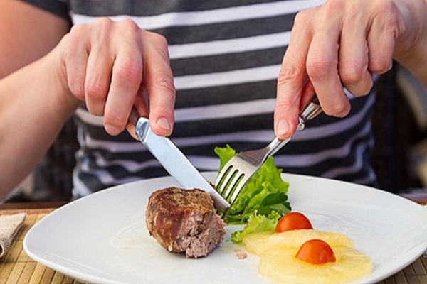 nguyên tắc cơ bản trong bố trí và sử dụng vật dụng trên bàn tiệc