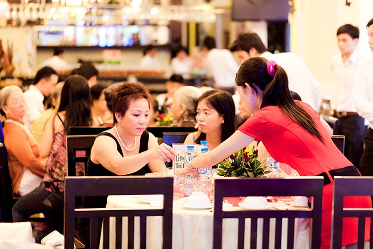 phục vụ hay lao công cũng là nghề chân chính