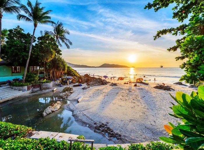 phuket vắng tanh như hoang đảo, hdv tự vẫn vì túng quẫn mùa dịch