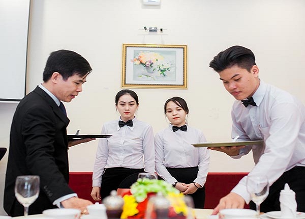 quản lý nhà hàng nên đào tạo gì cho nhân viên phục vụ mới