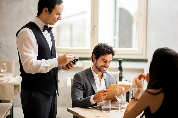 quản lý nhà hàng nên đào tạo gì cho nhân viên phục vụ mới