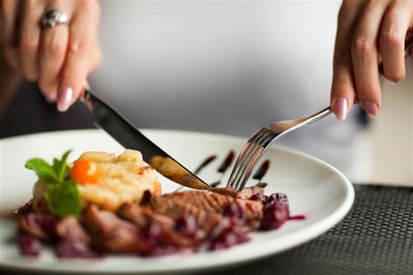 quy tắc bắt buộc trên bàn ăn của người châu âu