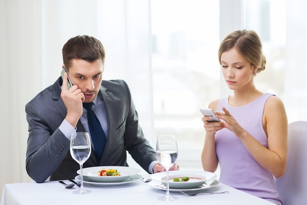 quy tắc bắt buộc trên bàn ăn của người châu âu