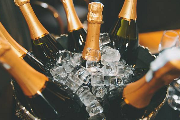 quy trình 7 bước mở và rót rượu Champagne chuẩn nhân viên phục vụ chuyên nghiệp