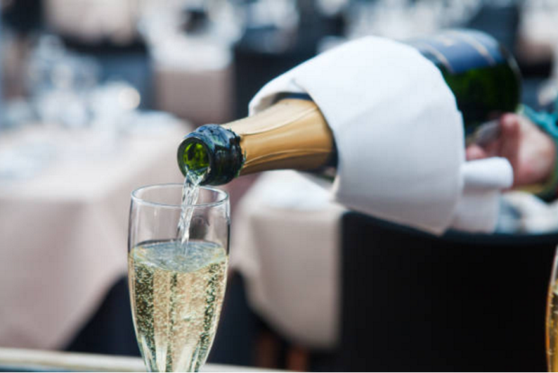 quy trình 7 bước mở và rót rượu Champagne chuẩn nhân viên phục vụ chuyên nghiệp