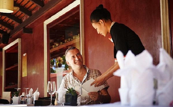 Quy trình phục vụ nhà hàng Waiter/ Waitress cần biết