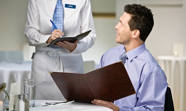 27 Quy trình phục vụ nhà hàng Waiter/ Waitress cần biết (P.2)