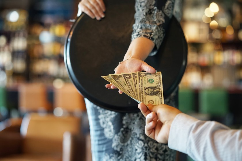 tại sao Trang E2BET.COM #1 Việt Nam, phục vụ, buồng phòng phải gộp và chia tiền tip cho bếp, bảo vệ...?