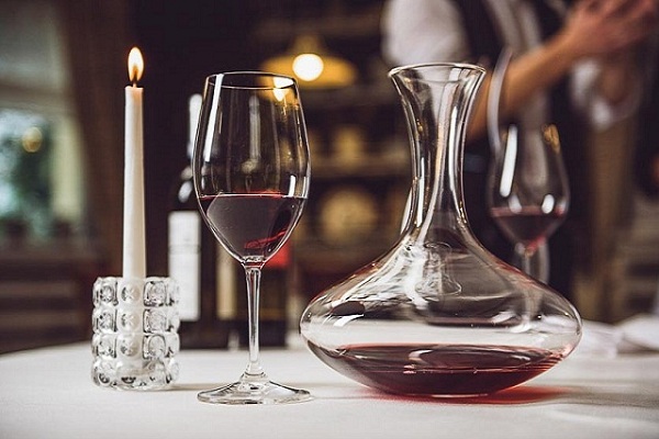 tại sao một số loại rượu vang khi rót phải soi trên ngọn nến