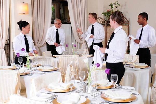 thói quen xấu của nhân viên phục vụ nhà hàng
