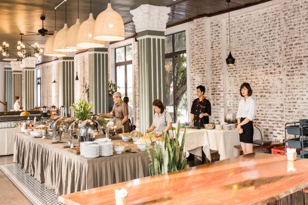 thói quen xấu của nhân viên phục vụ nhà hàng