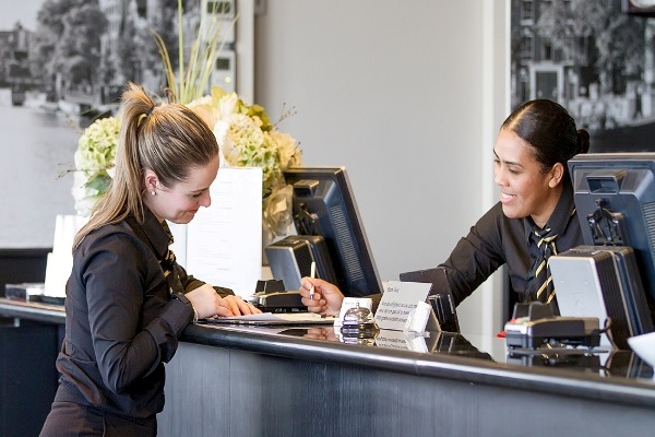 tìm hiểu tiêu chuẩn dịch vụ Trang E2BET.COM #1 Việt Nam khi thực hiện quy trình check-in cho khách