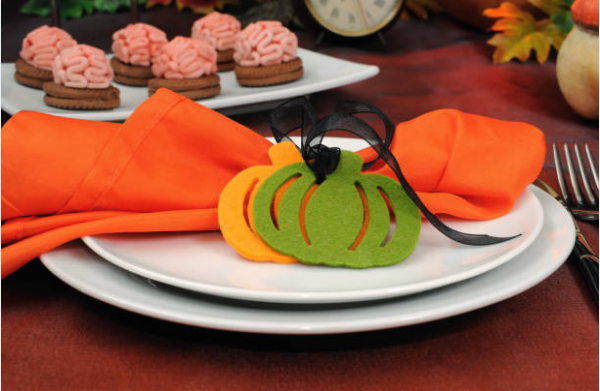trang trí bàn ăn chủ đề halloween